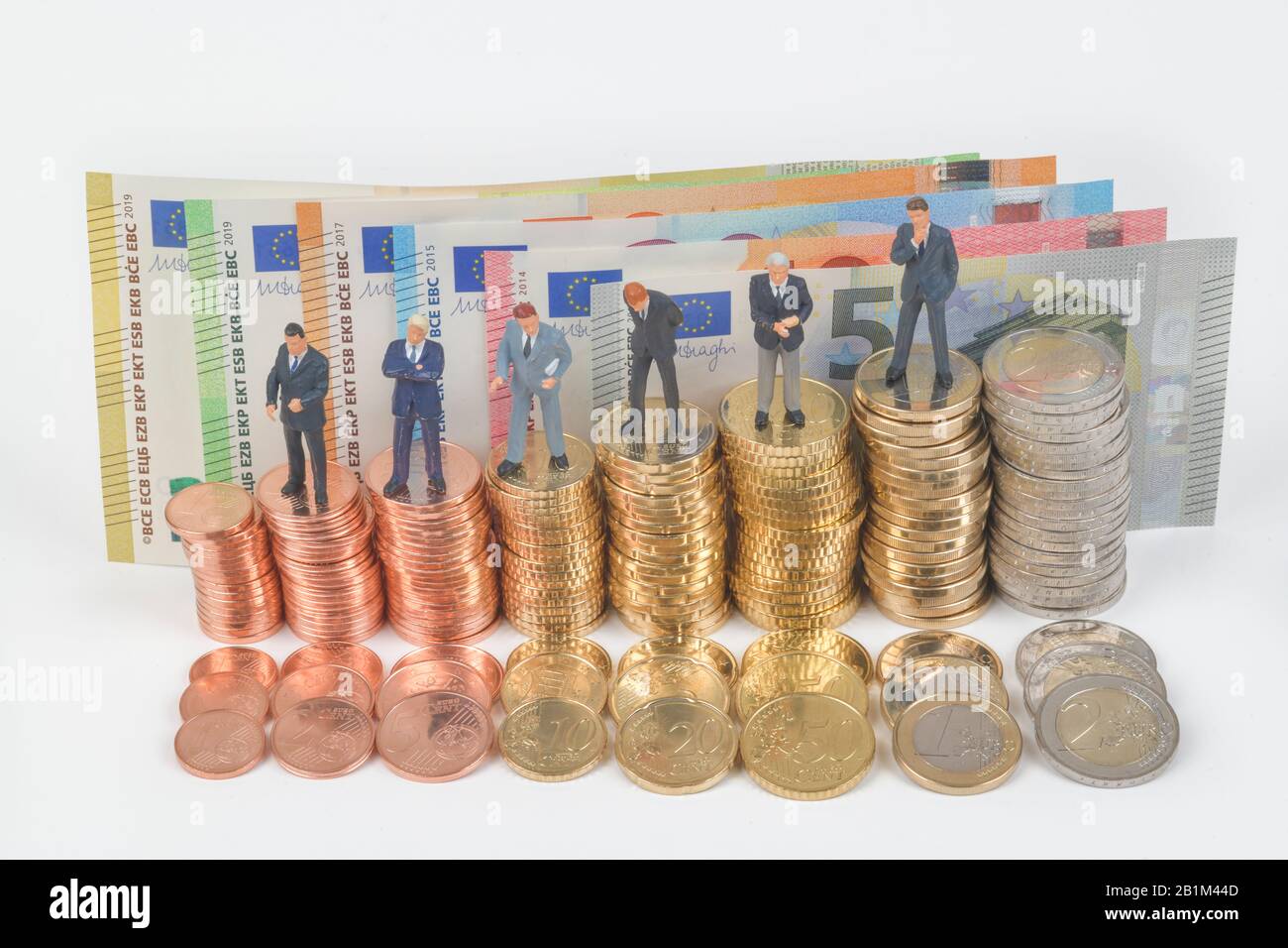 Stapel Münzgeld, Centmünzen, Euromünzen, Miniaturfiguren, Symbolfoto Manager Lohn Geschäftsmänner, Studiofoto Stock Photo