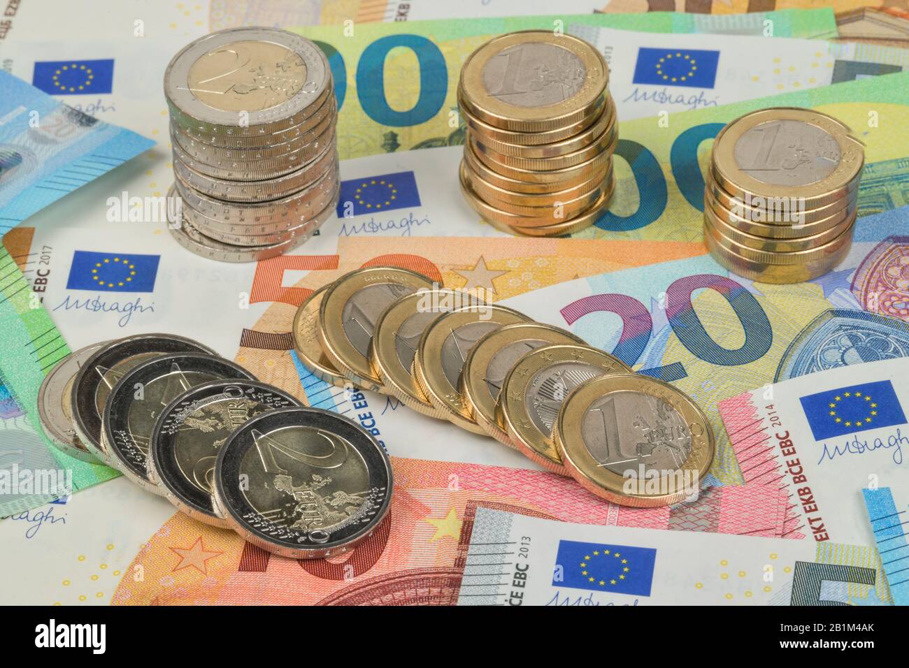 Stapel Centmünzen, Euromünzen, Euro-Geldscheine, Studioaufnahme Stock Photo