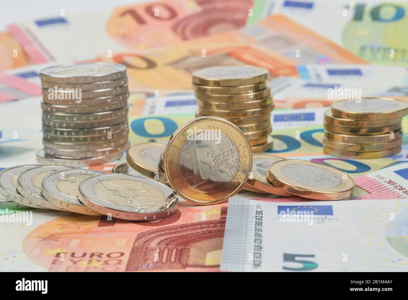 Stapel Centmünzen, Euromünzen, Euro-Geldscheine, Studioaufnahme Stock Photo