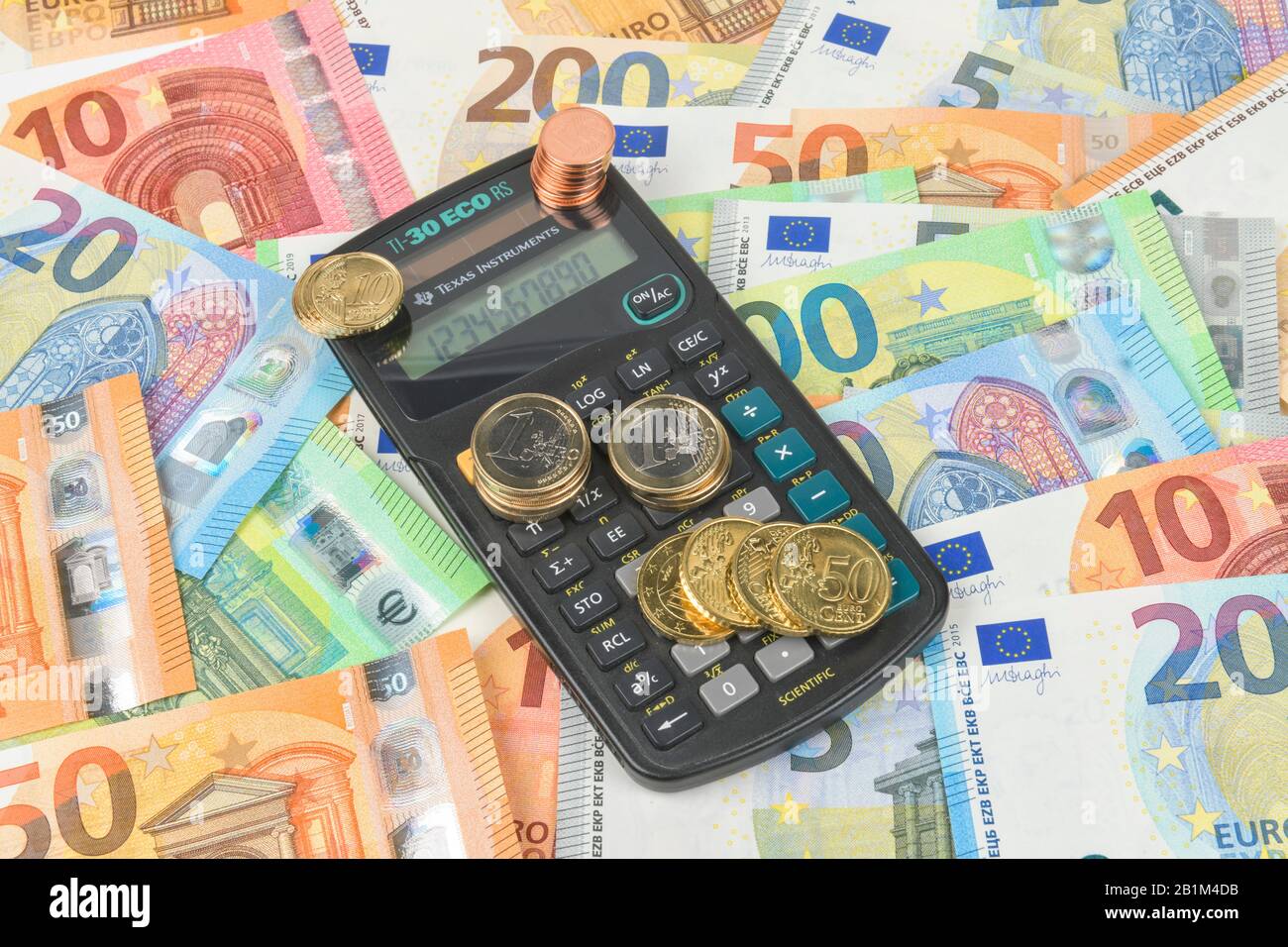 Münzgeld, Centmünzen, Euromünzen, Taschenrechner, Studiofoto Stock Photo