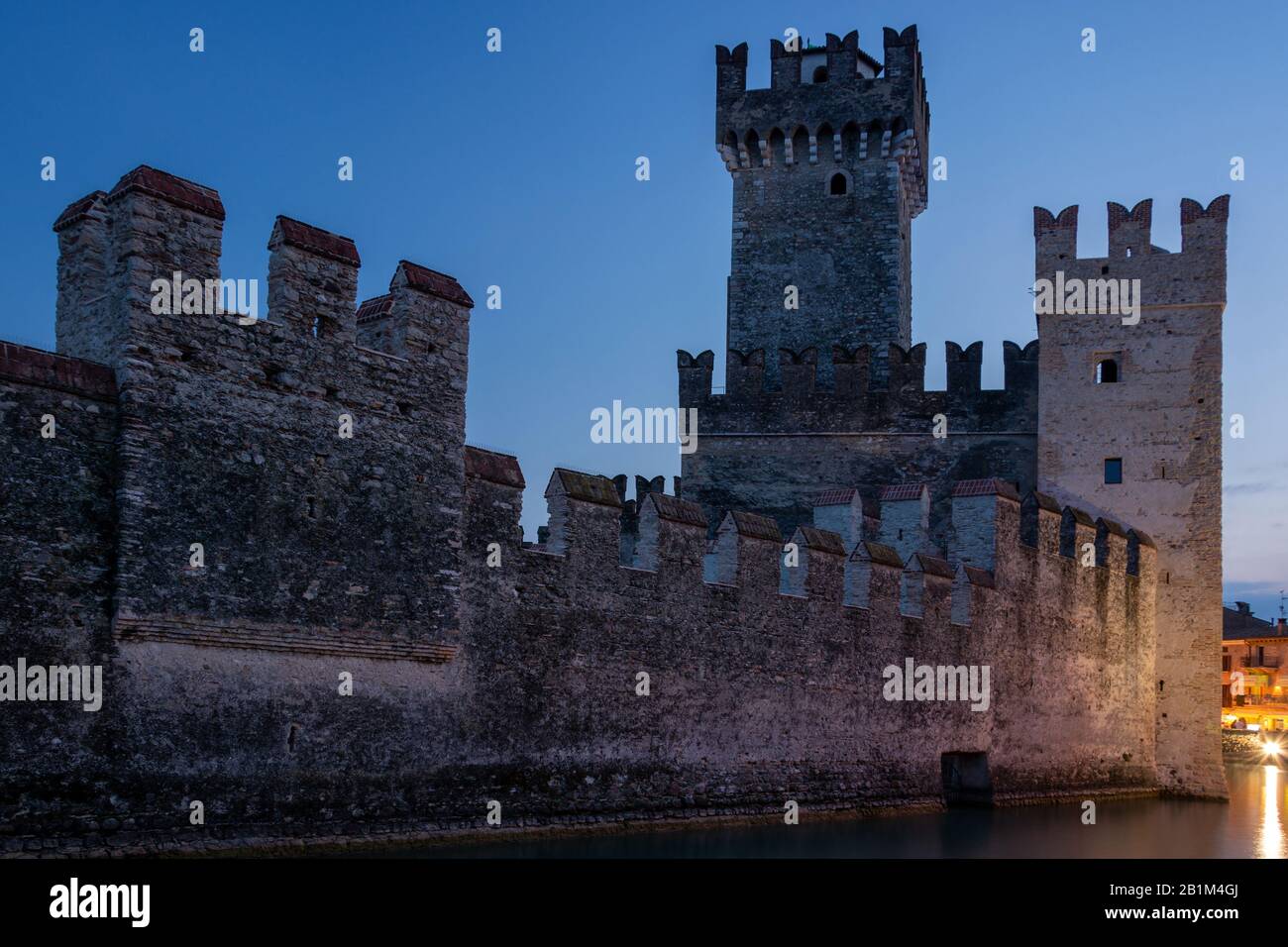 Die Scaligerburg, erbaut ab 1259, im Städtchen Sirmione ist eine der am