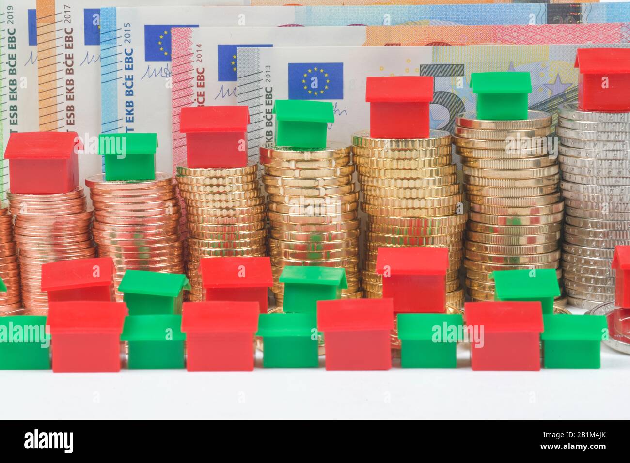 Geld, Euros, Euromünzen, Euroscheine, Miniaturhäuser, Symbolfoto Immobilienkauf, Studioaufnahme Stock Photo