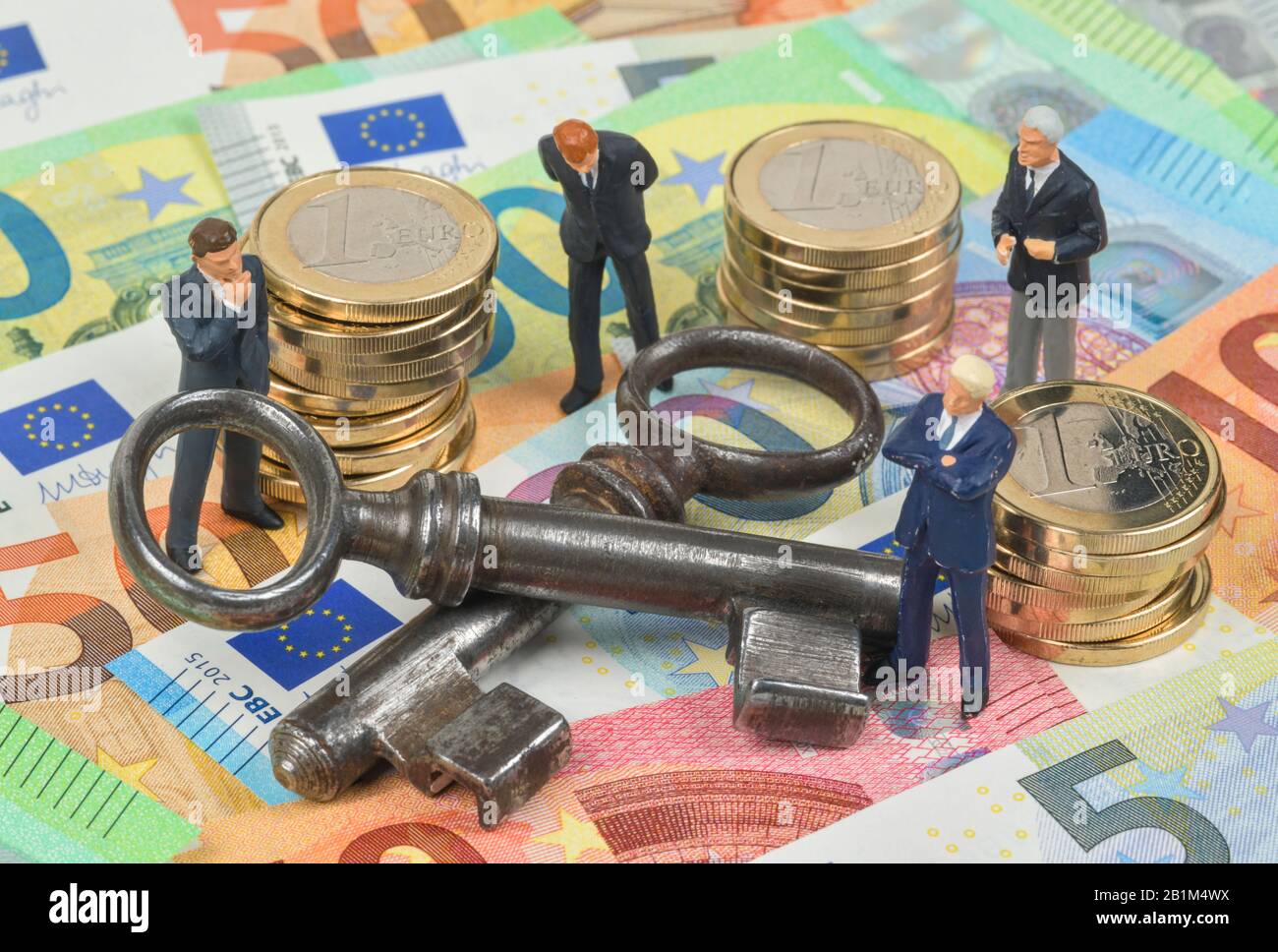 Geld, Euros, Banknoten, Scheine, Schlüssel, Symbolfoto Immobilienkauf, Studioaufnahme Stock Photo