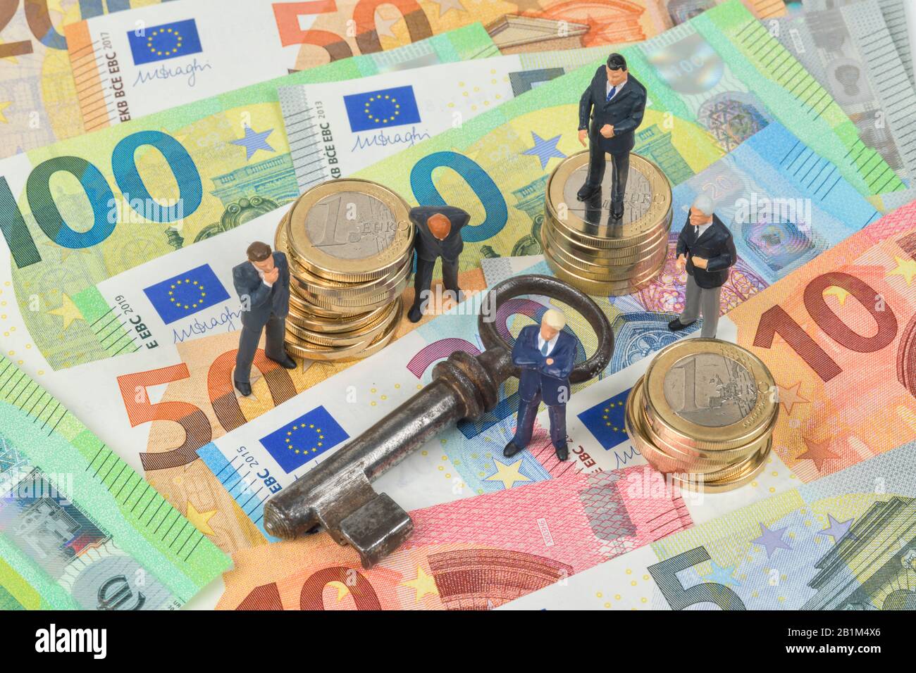 Geld, Euros, Banknoten, Scheine, Schlüssel, Symbolfoto Immobilienkauf, Studioaufnahme Stock Photo