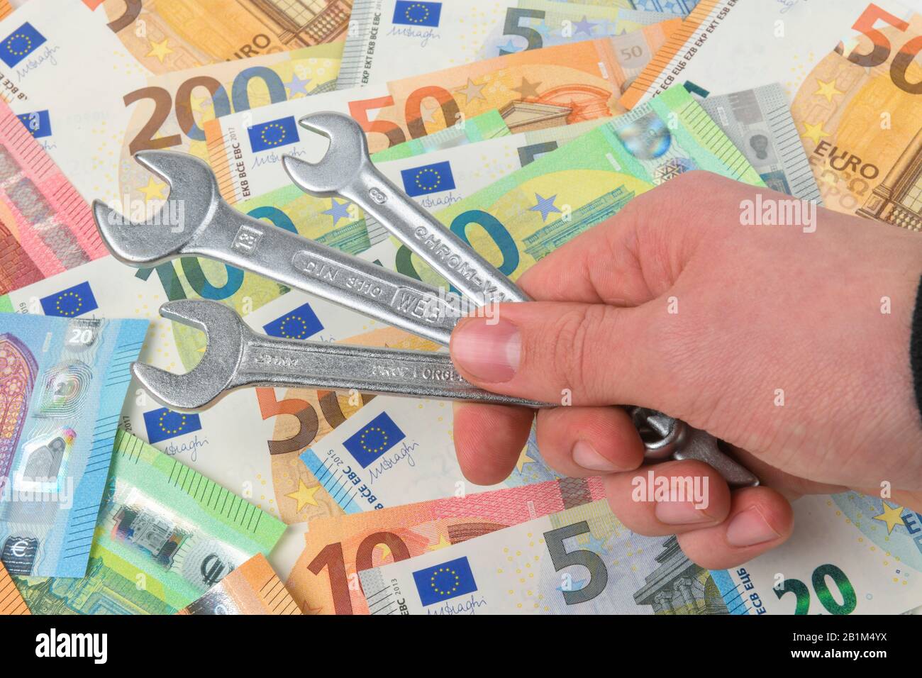 Schraubenschlüssel, Geld, Euroscheine, Symbolfoto Handwerkerkosten, Studioaufnahme Stock Photo