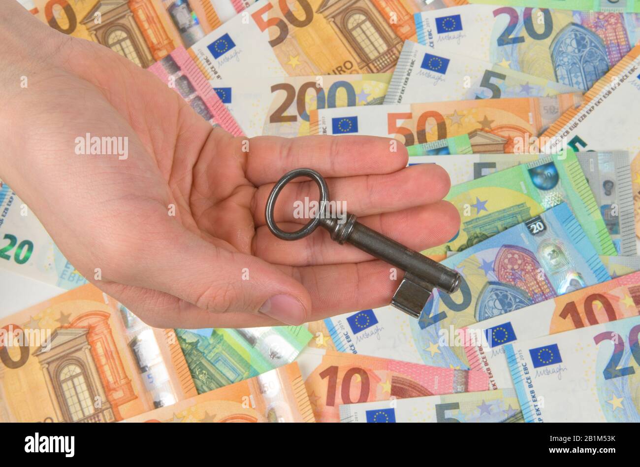 Geld, Euros, Banknoten, Scheine, Schlüssel, Symbolfoto Immobilienkauf, Studioaufnahme Stock Photo