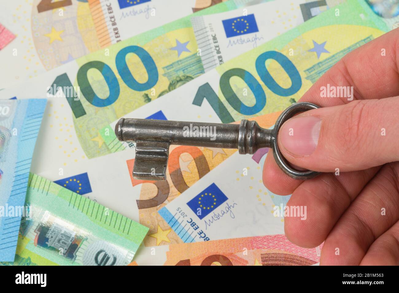 Geld, Euros, Banknoten, Scheine, Schlüssel, Symbolfoto Immobilienkauf, Studioaufnahme Stock Photo