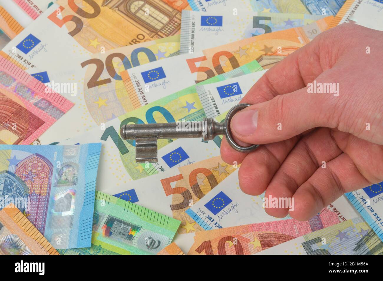 Geld, Euros, Banknoten, Scheine, Schlüssel, Symbolfoto Immobilienkauf, Studioaufnahme Stock Photo