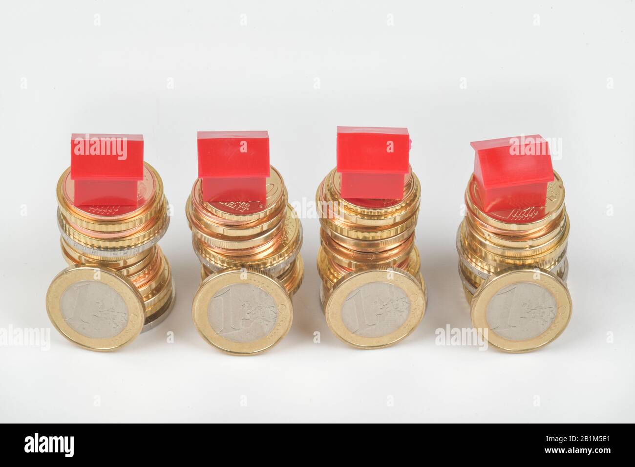 Geld, Euros, Euromünzen, Miniaturhäuser, Symbolfoto Immobilienkauf, Studioaufnahme Stock Photo