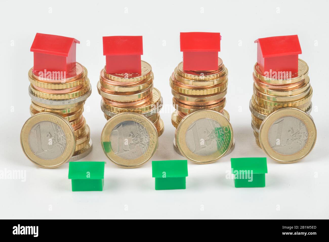 Geld, Euros, Euromünzen, Miniaturhäuser, Symbolfoto Immobilienkauf, Studioaufnahme Stock Photo