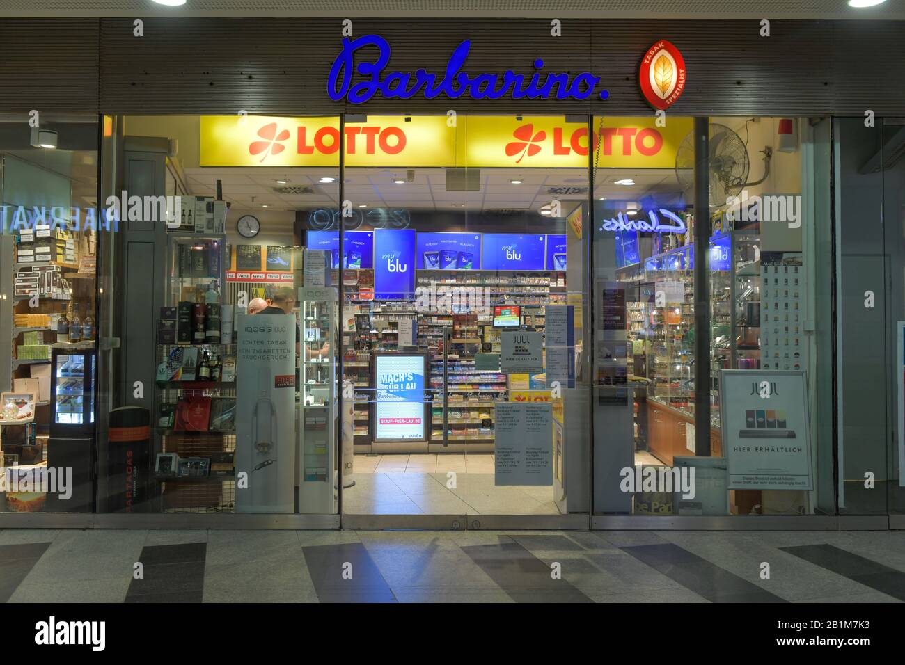 Barbarino Tabakladen, Ladenzeile im Bahnhof Friedrichstraße, Mitte, Berlin,  Deutschland Stock Photo - Alamy