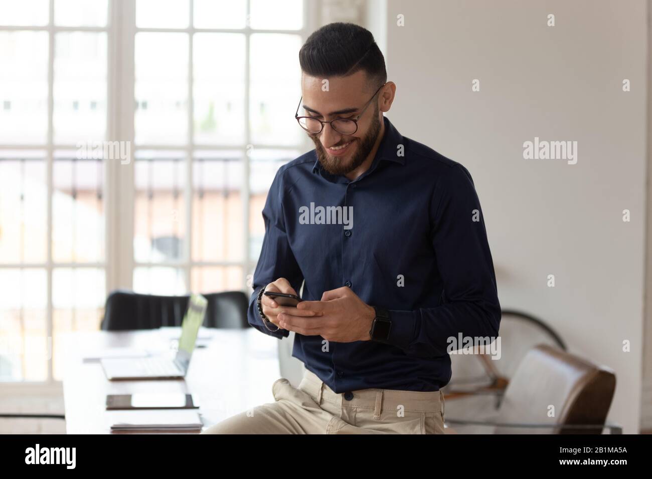 Middle eastern person smartphone hi-res stock photography and images ...