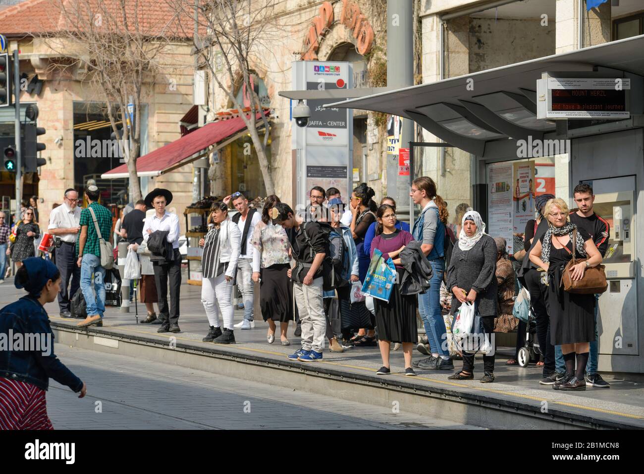 Menschen, Haltestelle, Warten auf die Tram, Jaffa Street, Jerusalem, Israel Stock Photo