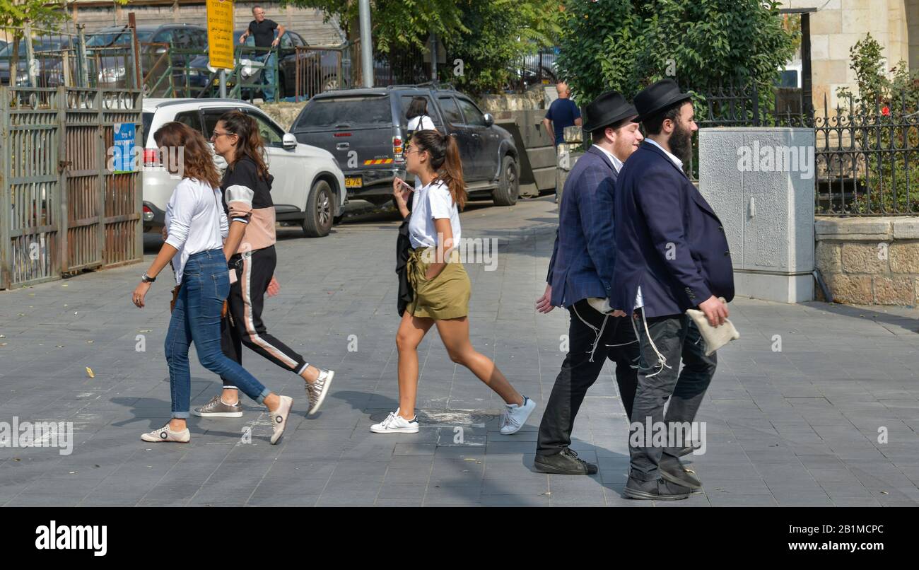Straßenszene, moderne junge Menschen, orthodoxe Juden, Jaffa Street, Jerusalem, Israel Stock Photo