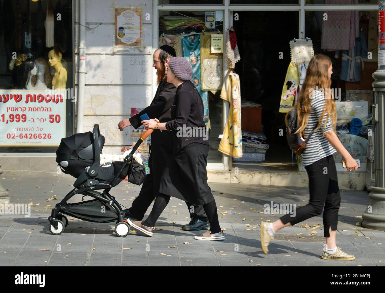 Straßenszene, moderne junge Menschen, orthodoxe Juden, Jaffa Street, Jerusalem, Israel Stock Photo