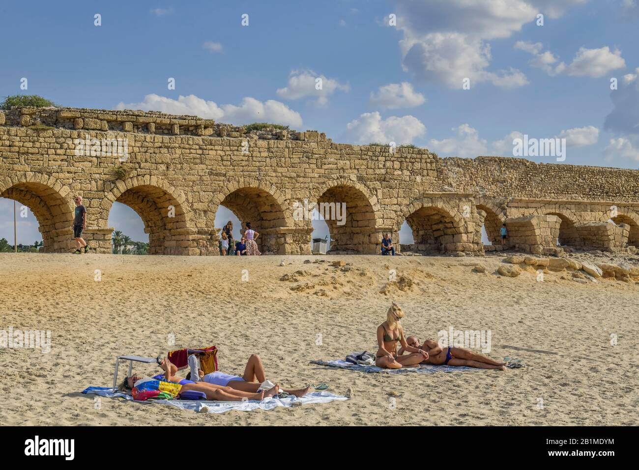 Aquaeduct am Strand, Caesarea, Israel Stock Photo