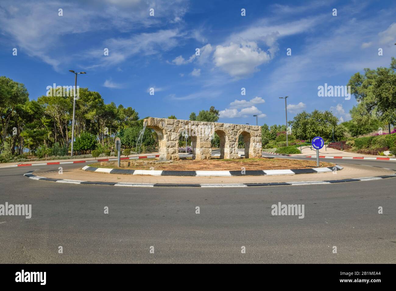 Brunnen auf einer Verkehrsinsel in Form Aquaeduct, Caesarea, Israel Stock Photo