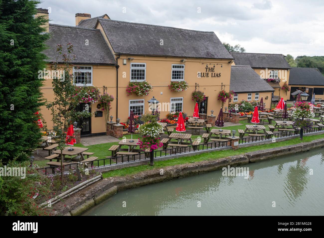 The Blue Lias pub beside the Grand Union Canal at Stockton, near Rugby, Warwickshire Stock Photo