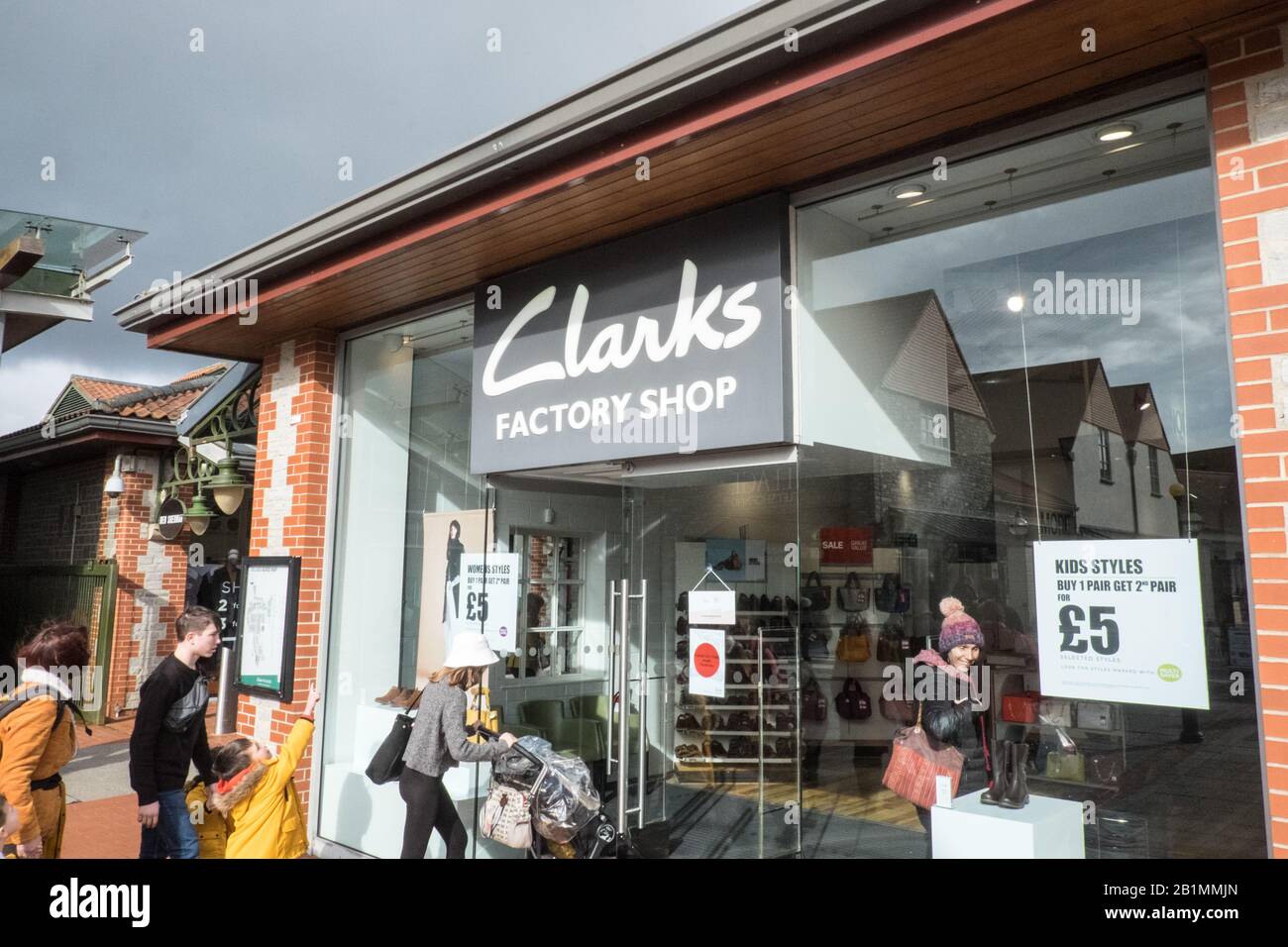 clarks factory shop street opening times