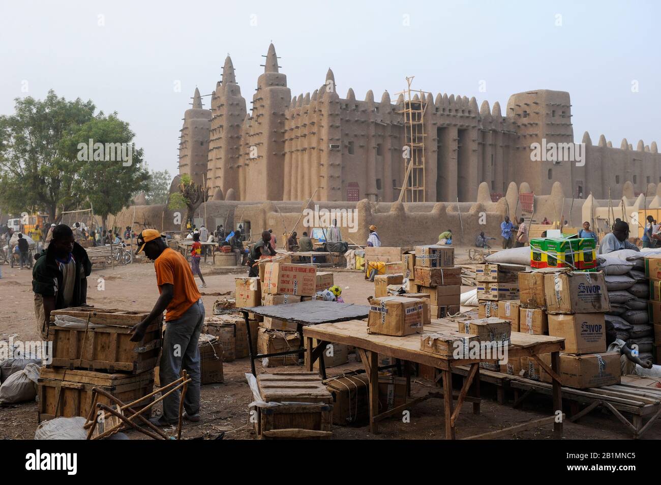 MALI Djenne , market infront of Grand Mosque, built from clay is a UNESCO world heritage site / MALI Djenne , Markt vor Grosser Moschee, das Monument aus Lehm ist UNESCO Weltkulturerbe Stock Photo