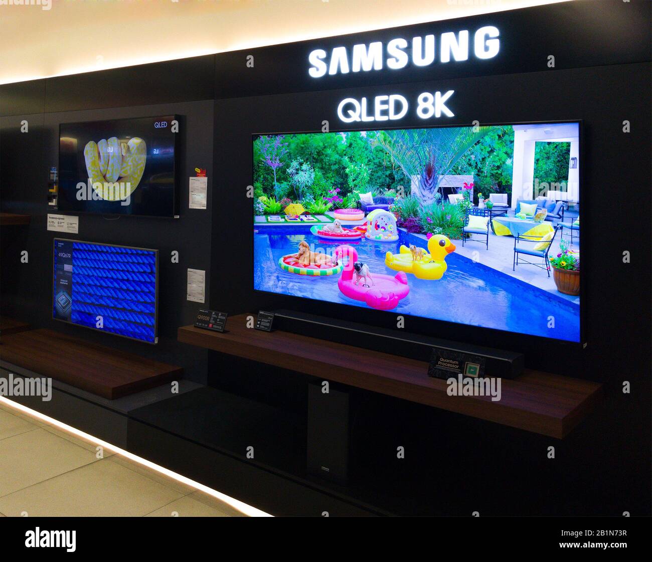2020: Samsung QLED UHD 8k TVs, shows the demo picture in an electronic shop Stock Photo