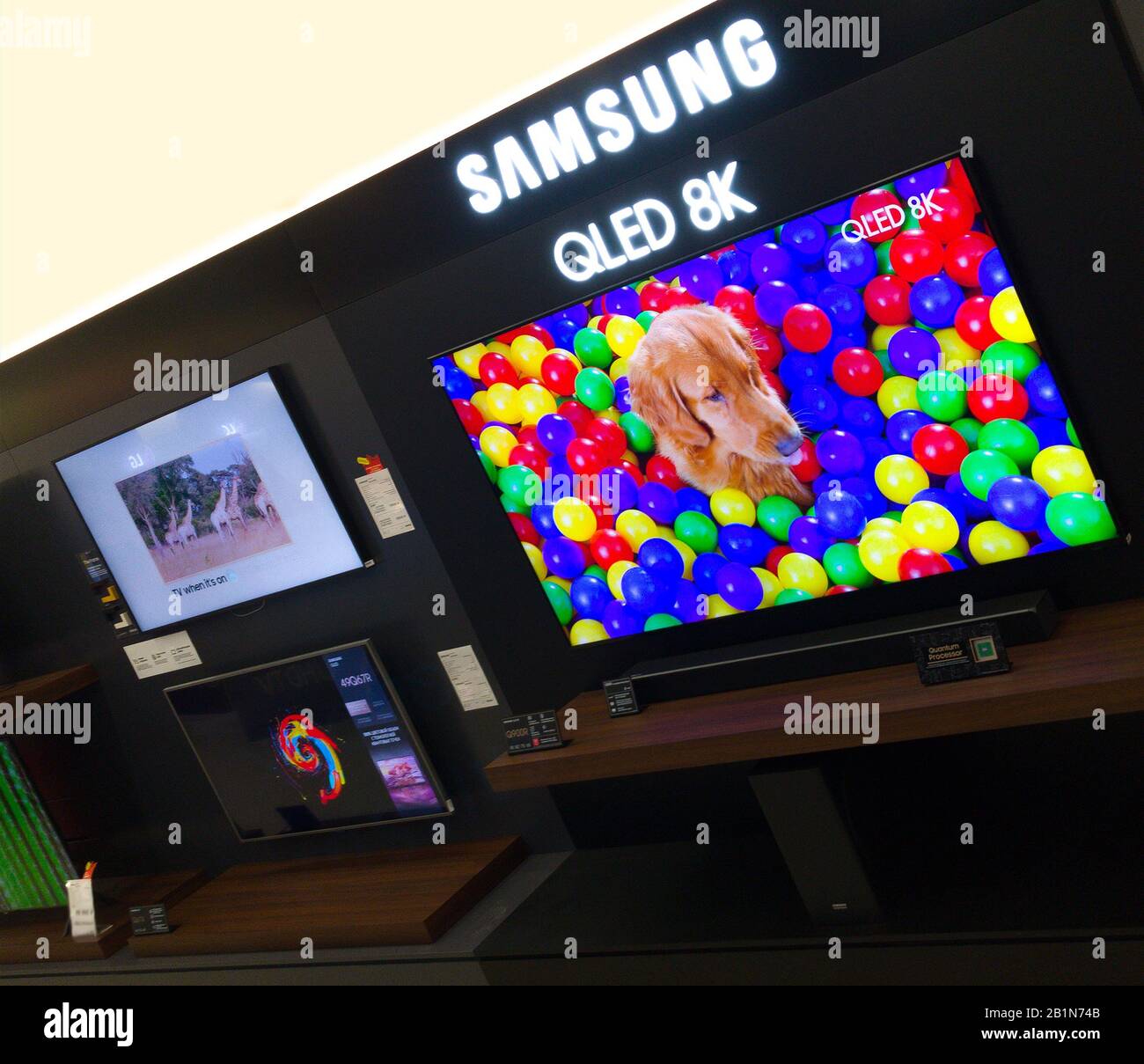 2020: Samsung QLED UHD 8k, shows the demo picture in an electronic shop Stock Photo