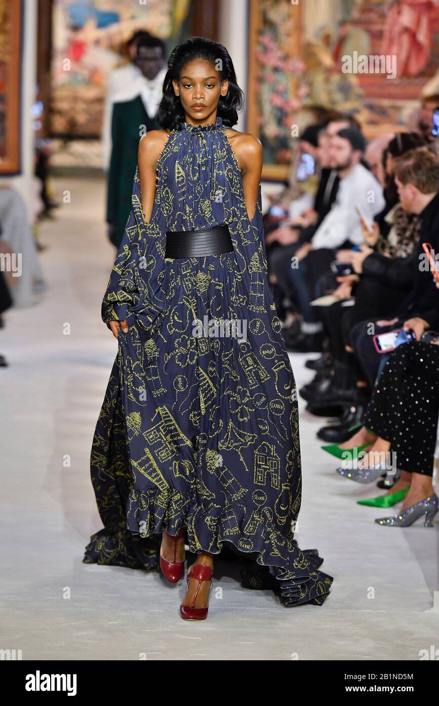 Paris, France. 04th July, 2021. Bella Hadid at OFF-WHITE Fall Winter 2021  collection runway on July 2021 - Paris, France. 04/07/2021 Credit:  dpa/Alamy Live News Stock Photo - Alamy