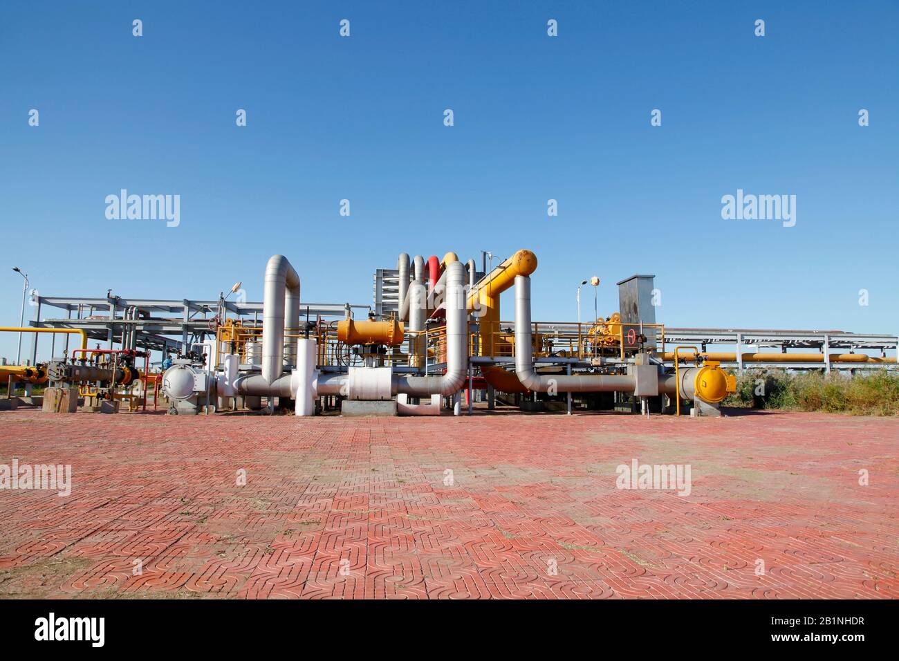 Oil field scene, oil pipelines and facilities Stock Photo Alamy