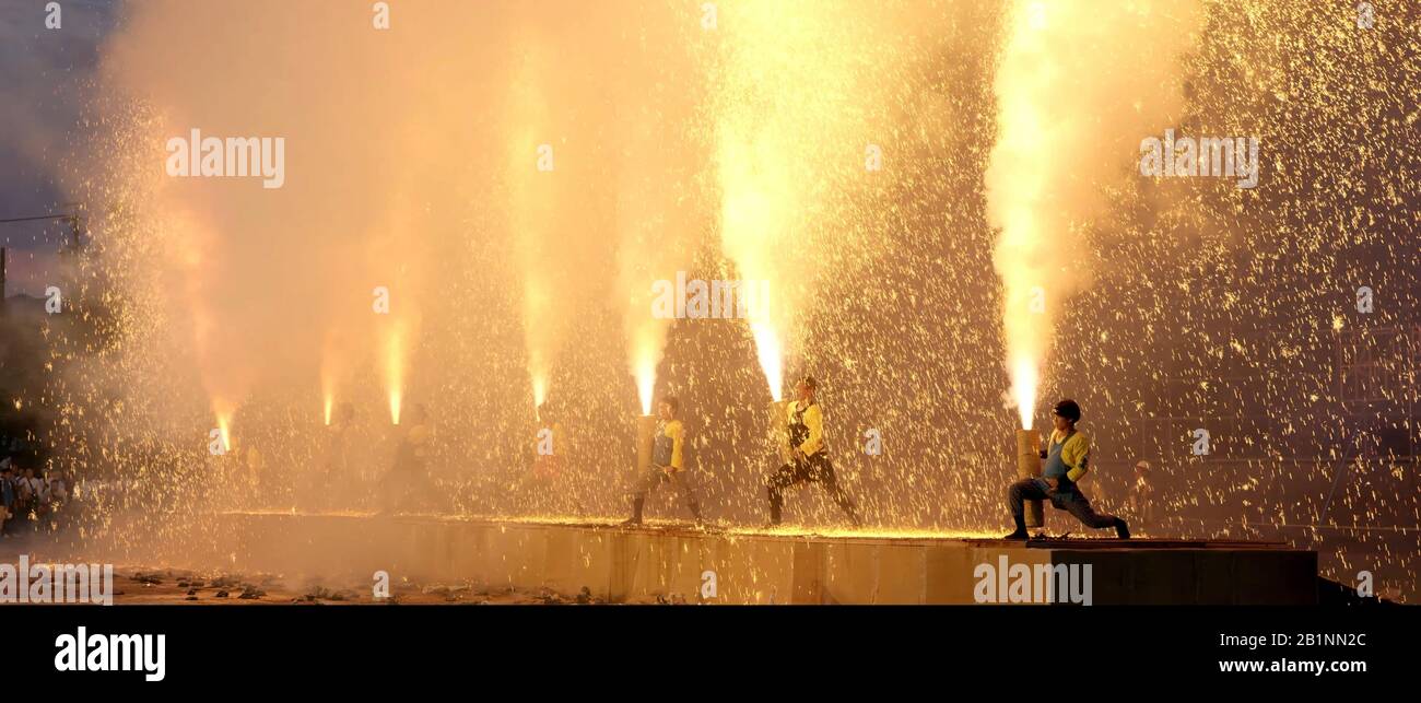Tezutsu Hanabi Flames And Sparks Hand Held Fireworks Festival Japan Stock Photo Alamy Tezutsu Hanabi Flames And Sparks Hand Held Fireworks Festival Japan Stock Photo Alamy