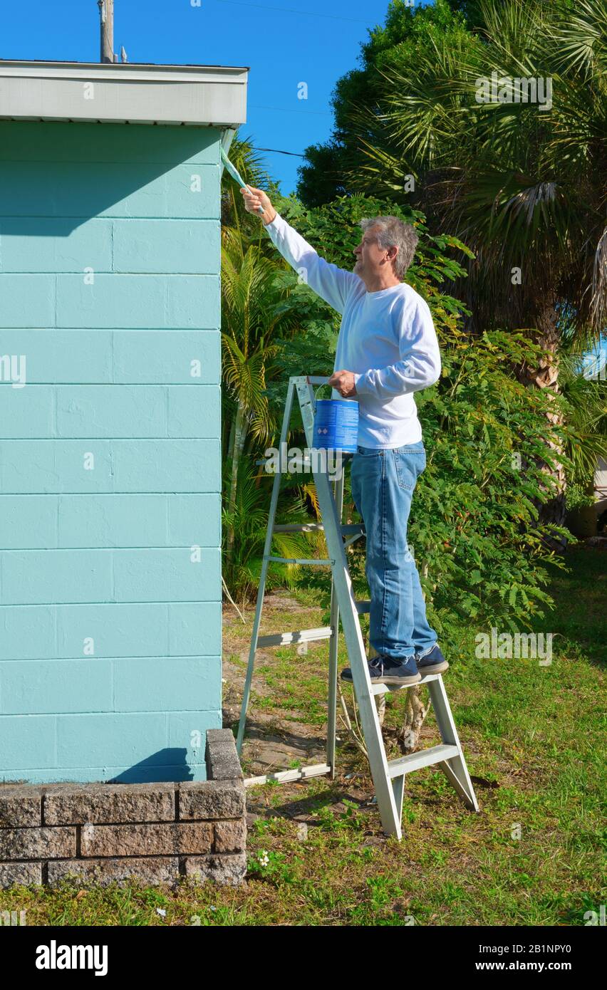 Painting house exterior ladder hires stock photography and images Alamy