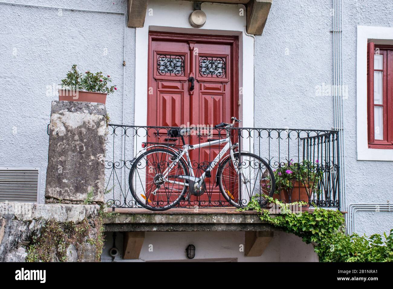 Bike front a red door house, Hondarribia, País Vasco Stock Photo