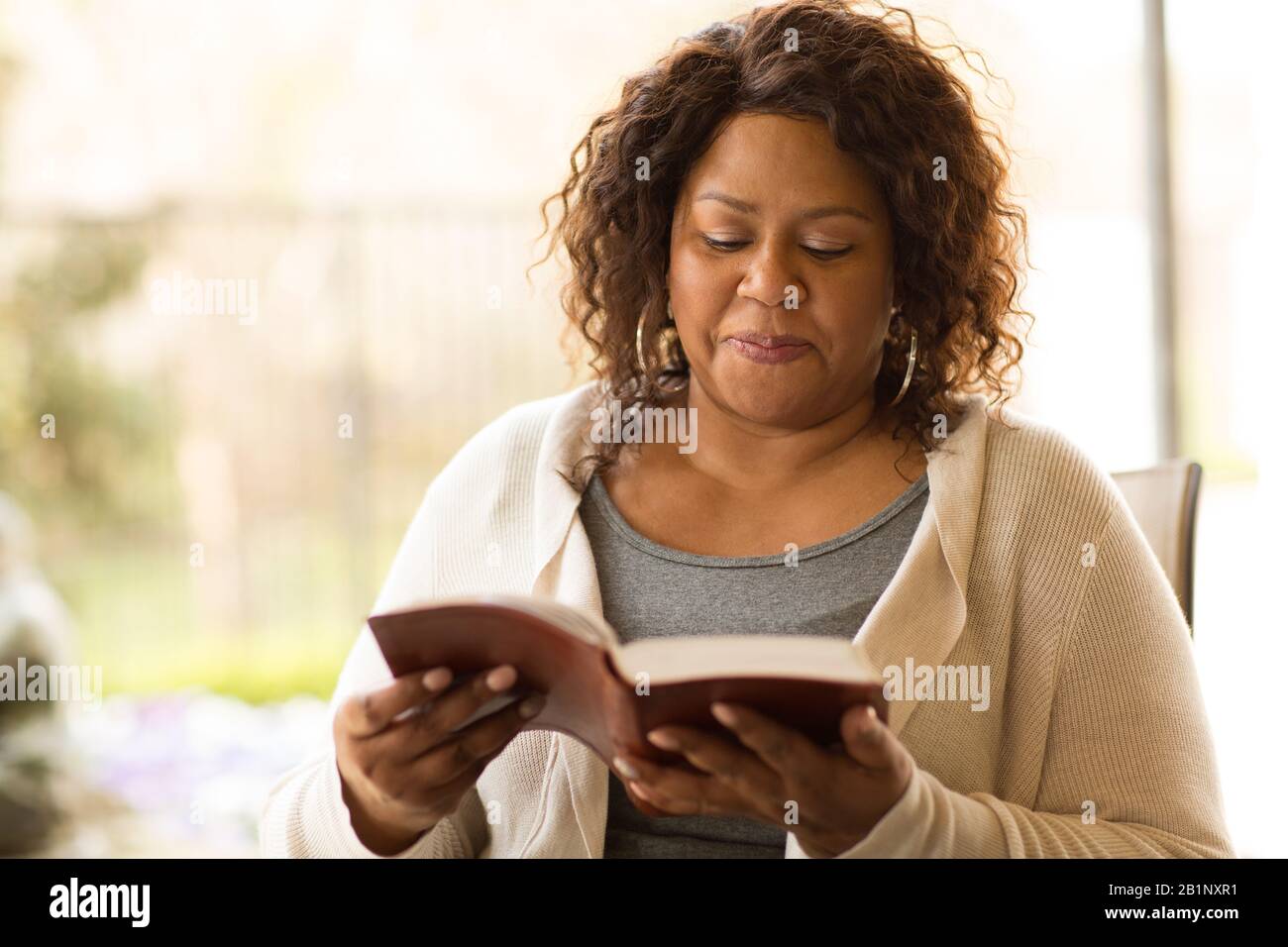 Mature woman african american book hi-res stock photography and images ...