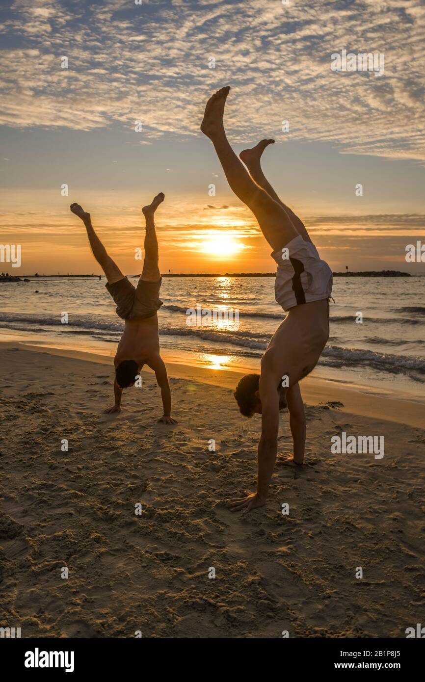 Sportler, Handstand, Sonnenuntergang, Strand, Tel Aviv, Israel Stock Photo