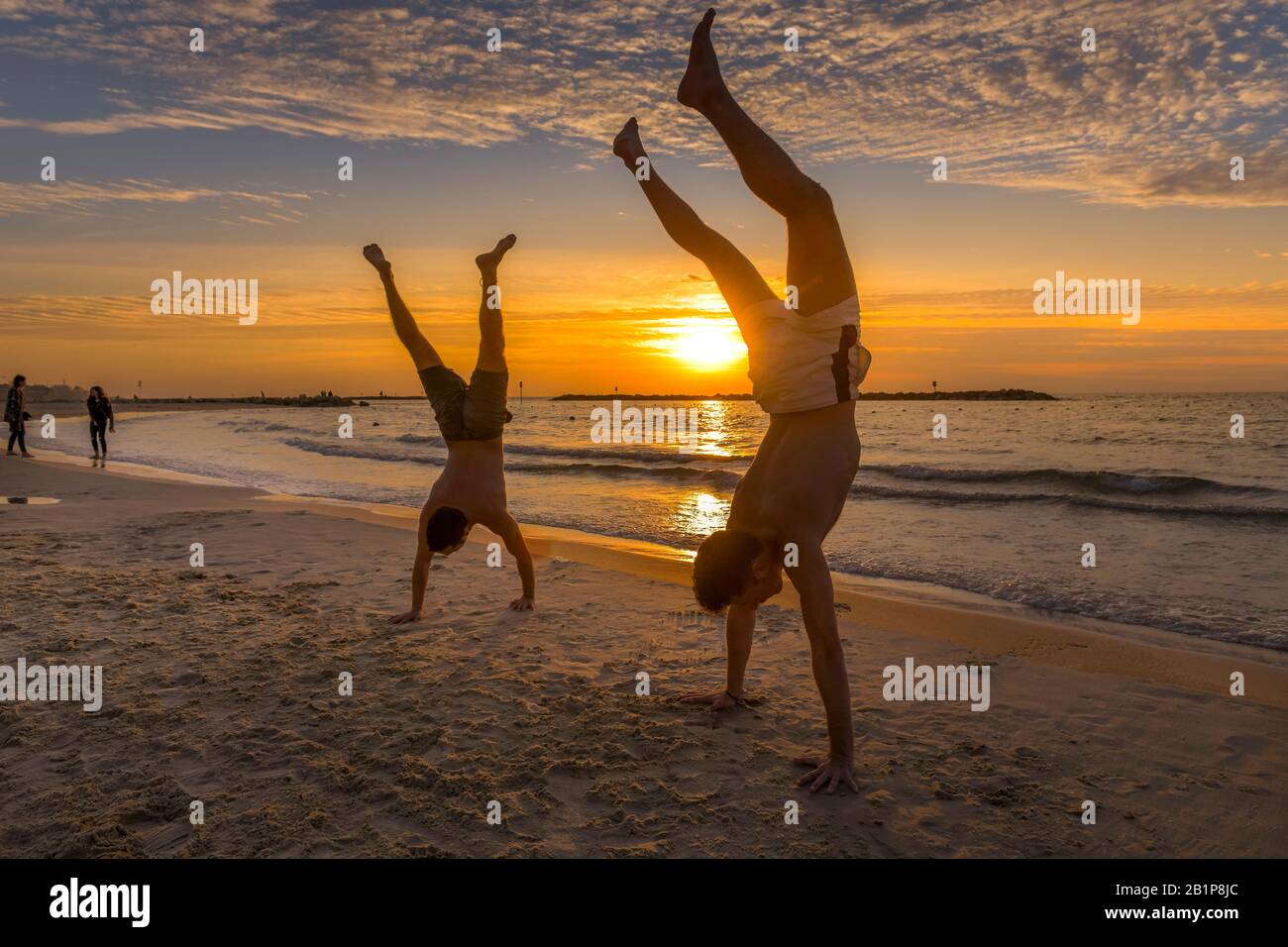 Sportler, Handstand, Sonnenuntergang, Strand, Tel Aviv, Israel Stock Photo