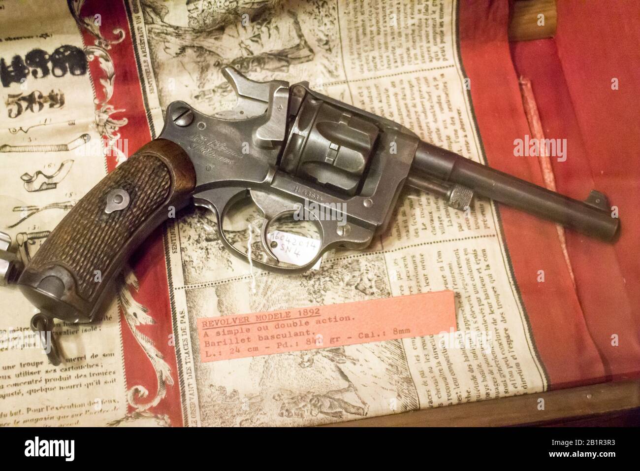 Musée de l'Emperi,Salon-de-Provence : Revolver modèle 1892,simple et double action,barillet basculant,calibre 8mm Stock Photo