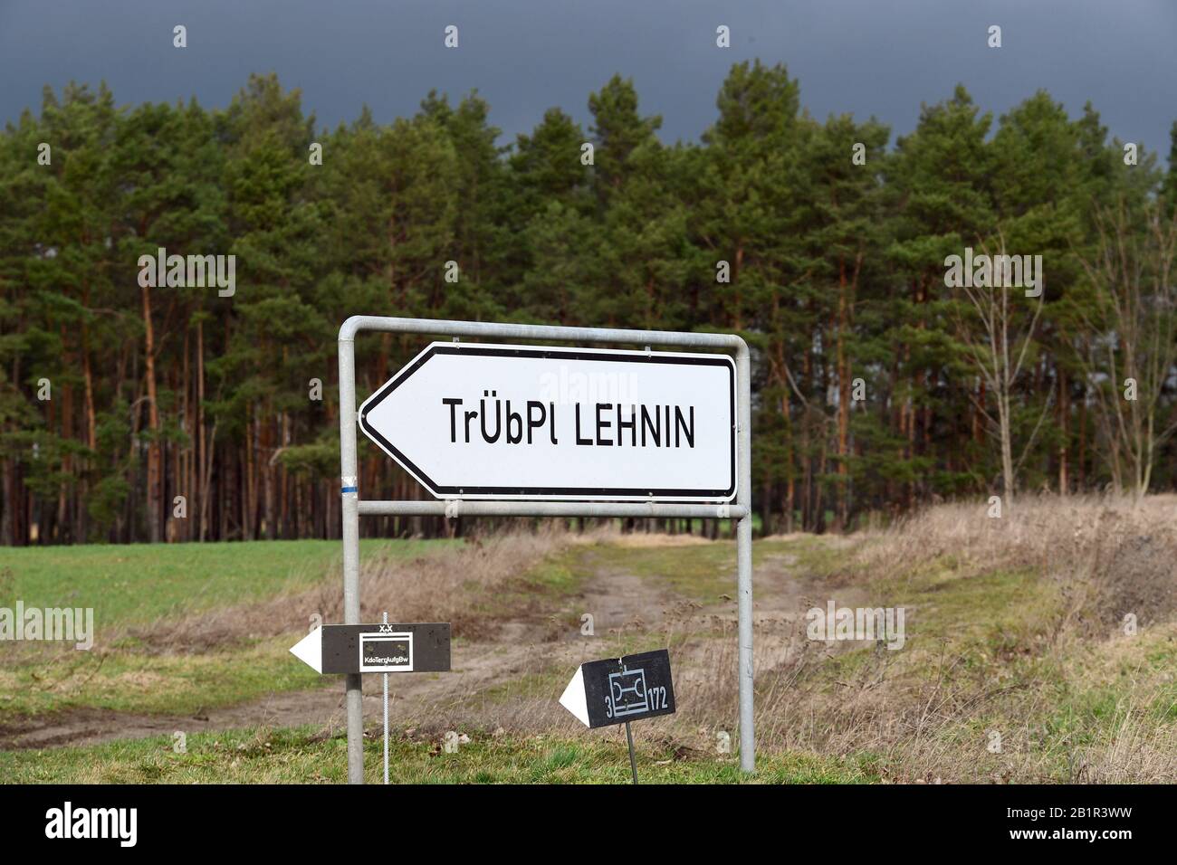 25 February 2020, Brandenburg, Beelitz/Ot Kanin: A sign 'TrÜbPl Lehnin' stands at the edge of the country road L88 leading to the Emstal and shows the way to the military training area. Photo: Soeren Stache/dpa-Zentralbild/dpa Stock Photo