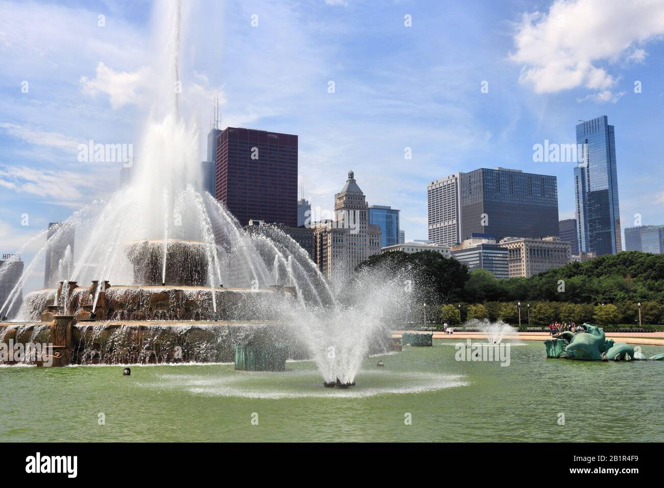 Chicago city skyline with Buckingham Fountain. Urban Illinois Stock