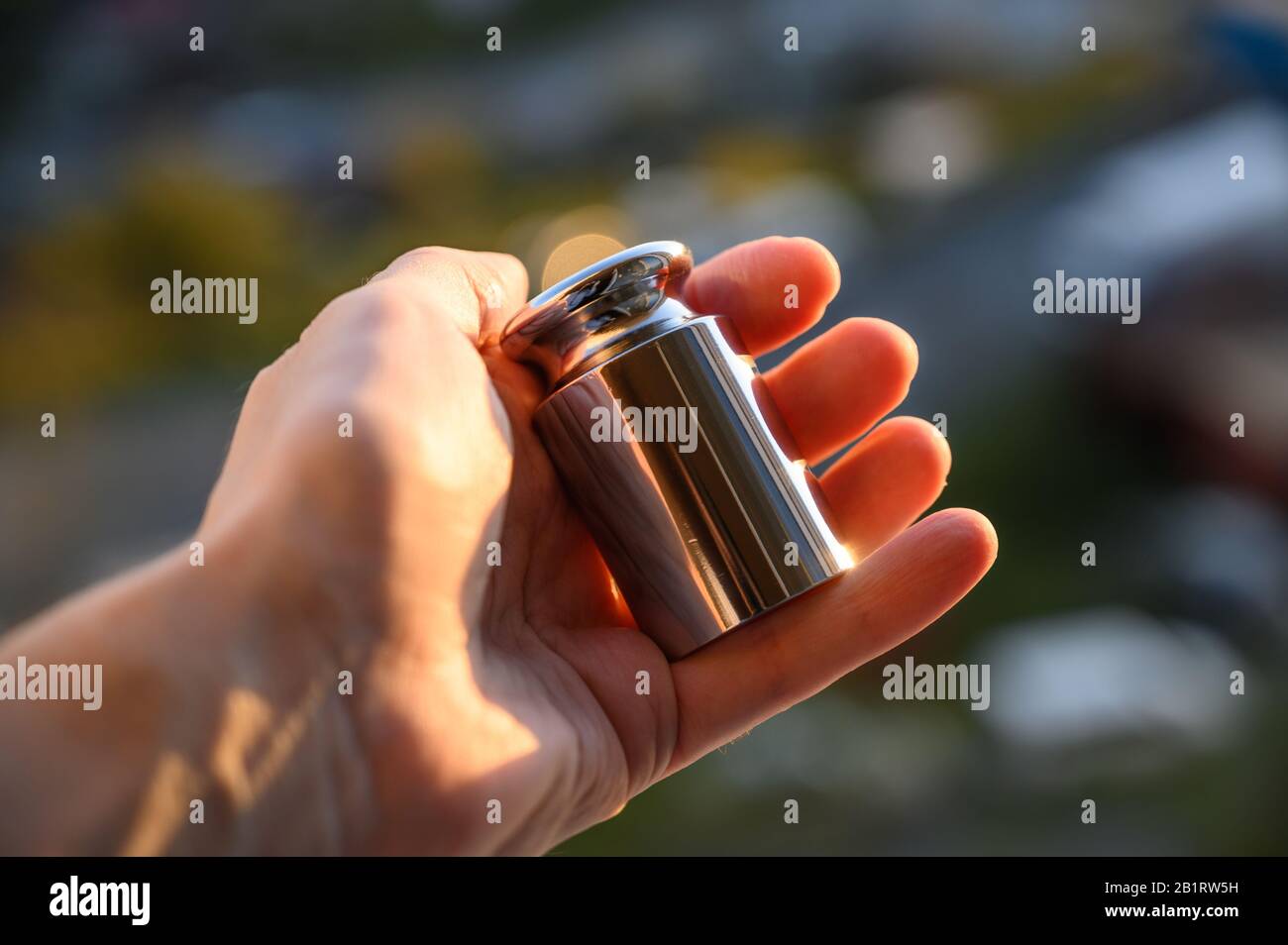 https://c8.alamy.com/comp/2B1RW5H/500-gram-weight-in-hand-selective-focus-2B1RW5H.jpg