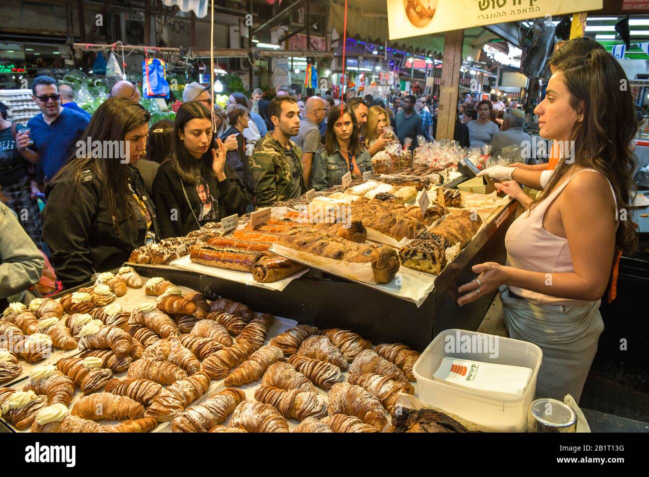 Striezel  und Hörnchen, Bäckerei, Carmel Markt, Tel Aviv, Israel Stock Photo