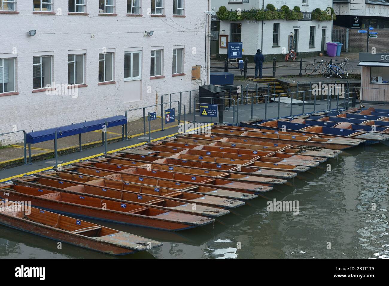 Cambridge England 27th February 2020. Visitors to the City wrap up warm to ride in Punts on the River Cam as snow and sleet cross the UKCambridge Engl Stock Photo