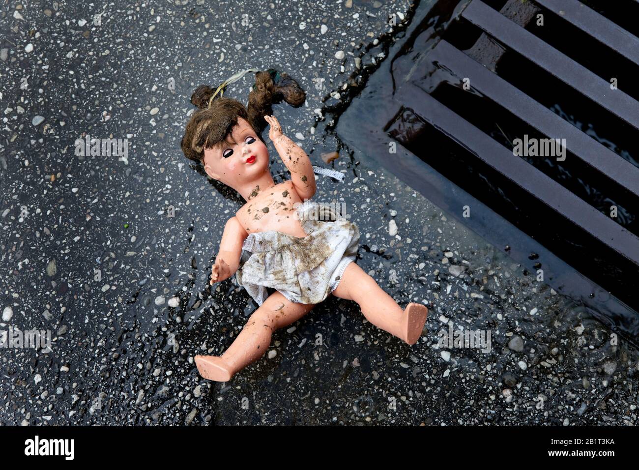 Symbol fuer Misshandlung und Missbrauch von Kindern, Puppe im Rinnstein, Symbolbild, Stock Photo