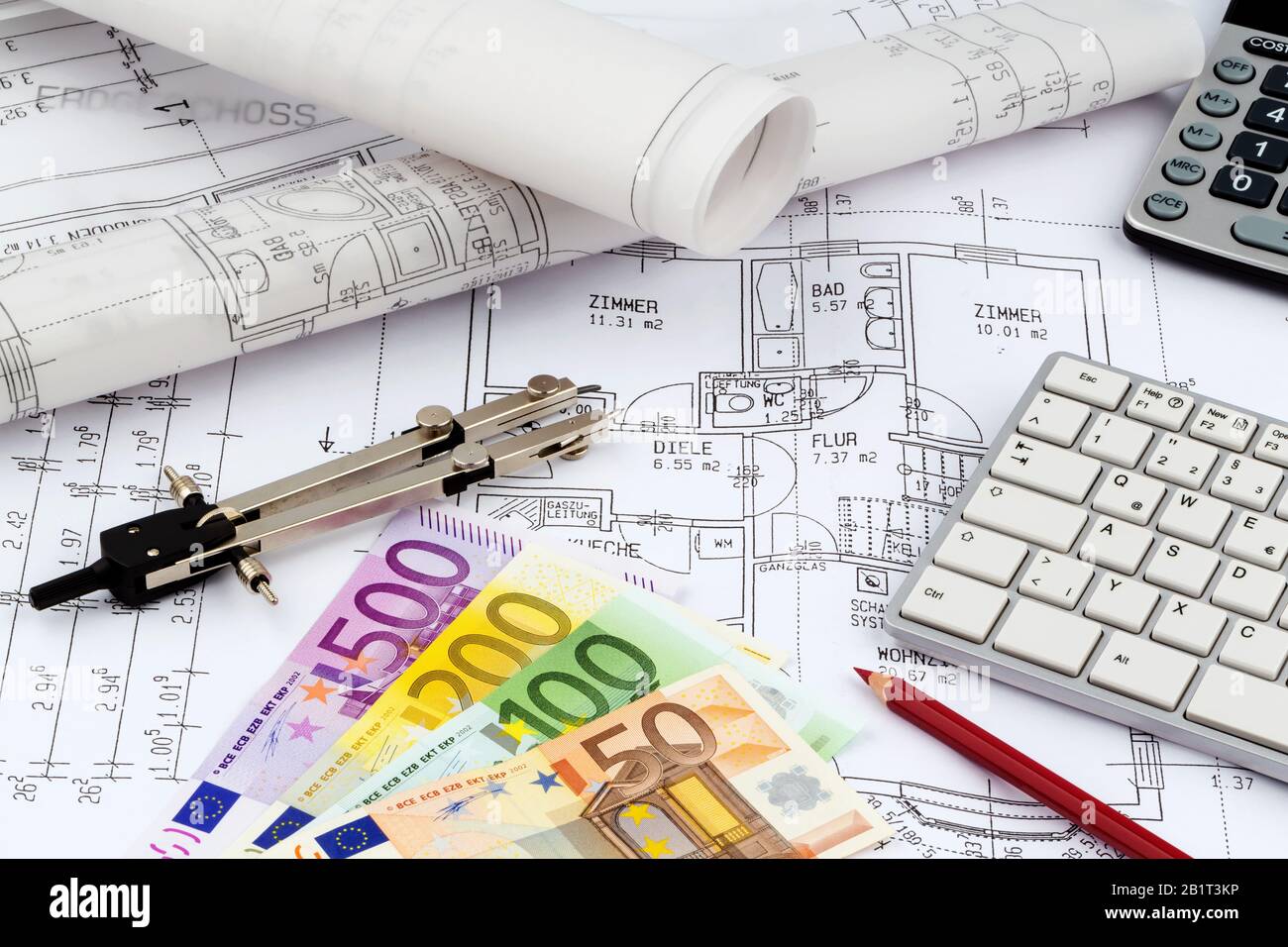 Ein Bauplan eines Architekten mit Eurogeld. Symbolfoto fuer Finanzierung und Planung eines neuen Hauses. Stock Photo