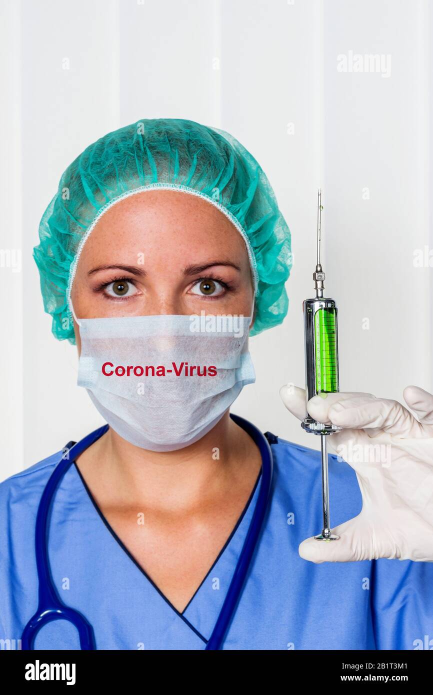 Eine Krankenschwester oder Aerztin in OP- Kleidung vor einer Operation. Symbolfoto fuer arbeiten im Krankenhaus. Stock Photo