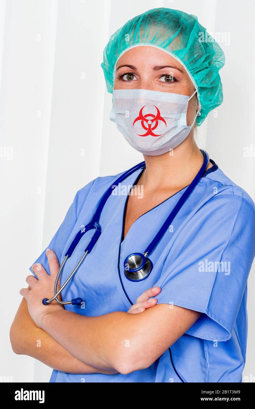 Eine Krankenschwester oder Aerztin in OP- Kleidung vor einer Operation.  Symbolfoto fuer arbeiten im Krankenhaus Stock Photo - Alamy