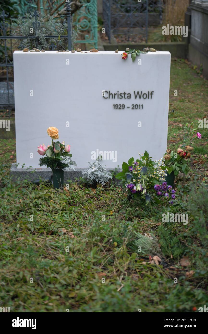 Grab Christa Wolf, Dorotheenstädtischer Friedhof, Chausseestraße, Mitte, Berlin, Deutschland Stock Photo