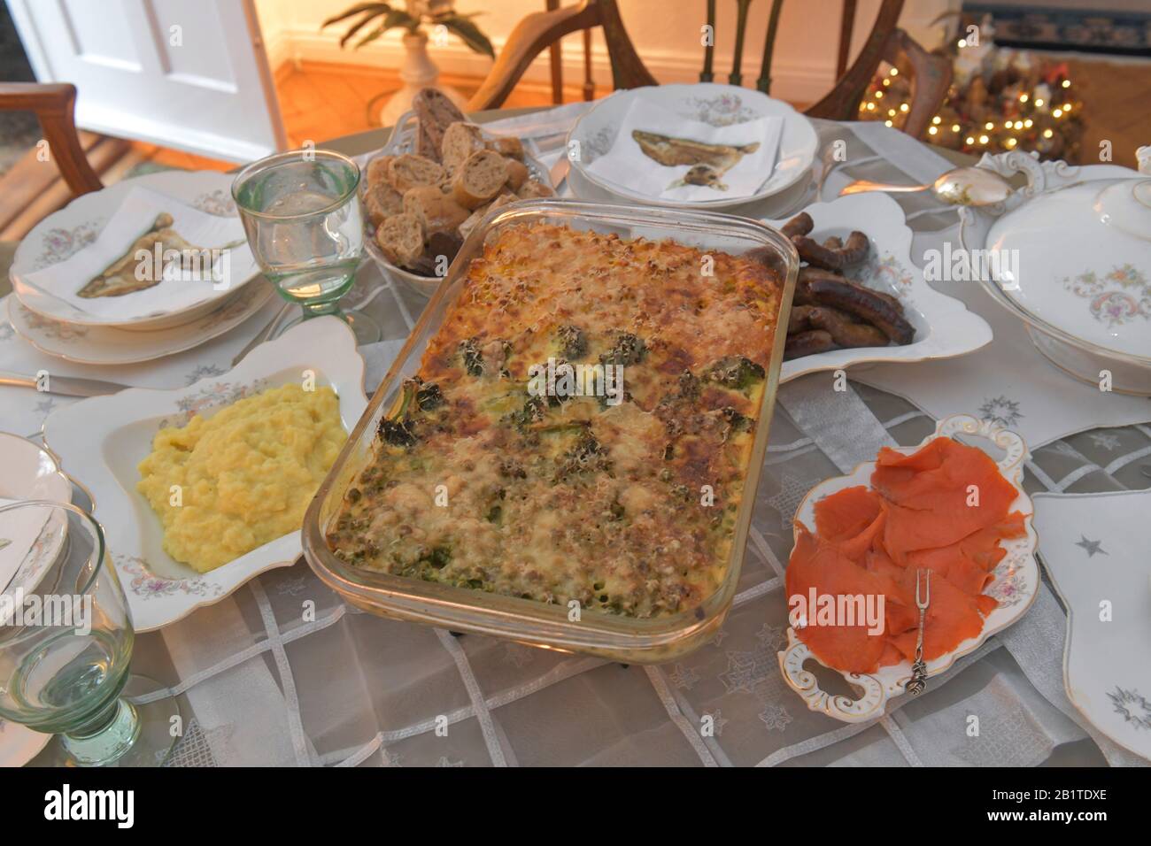 Gedeckter Tisch mit Essen, Auflauf, Tischdecke Stock Photo