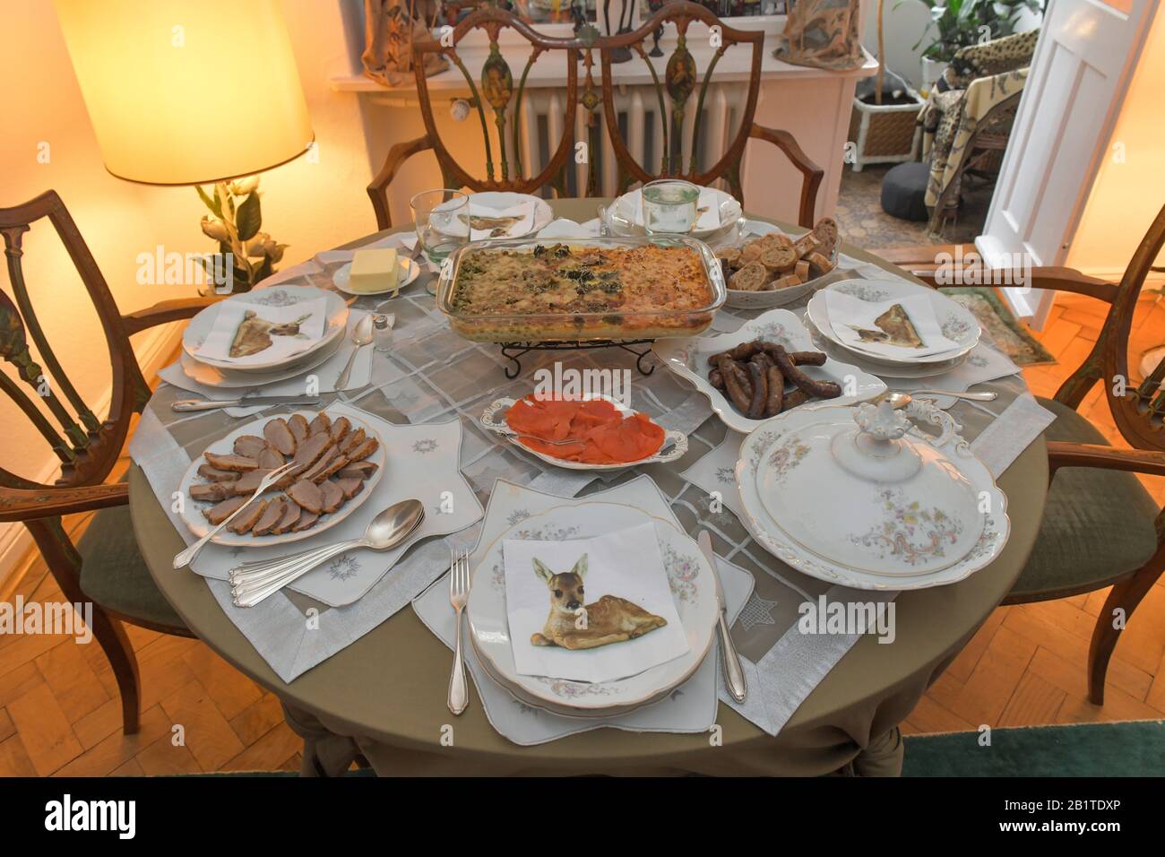 Gedeckter Tisch mit Essen, Auflauf, Tischdecke, Teller, Porzellan Stock  Photo - Alamy