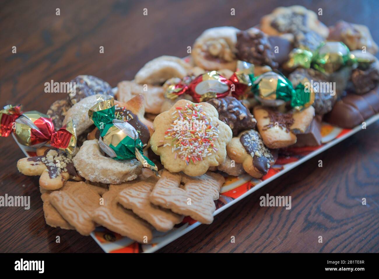 Bunter Teller zu Weihnachten mit Keksen Stock Photo