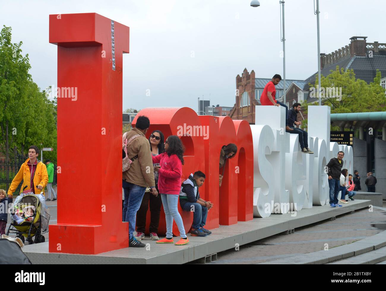 Touristen, Museumplein, Amsterdam, Niederlande Stock Photo