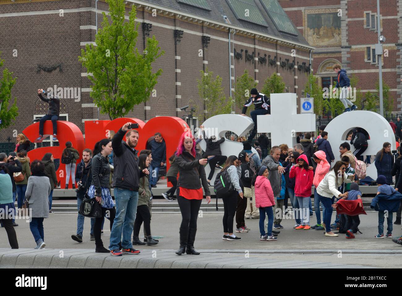 Touristen, Museumplein, Amsterdam, Niederlande Stock Photo